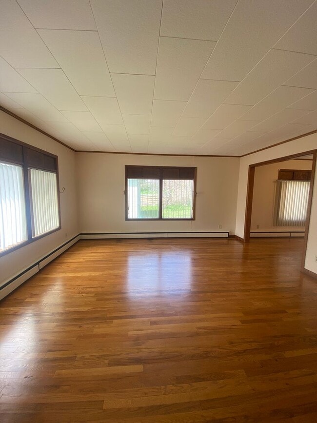 Building Photo - 2 bed 1 bath duplex. Less than 3 miles fro...