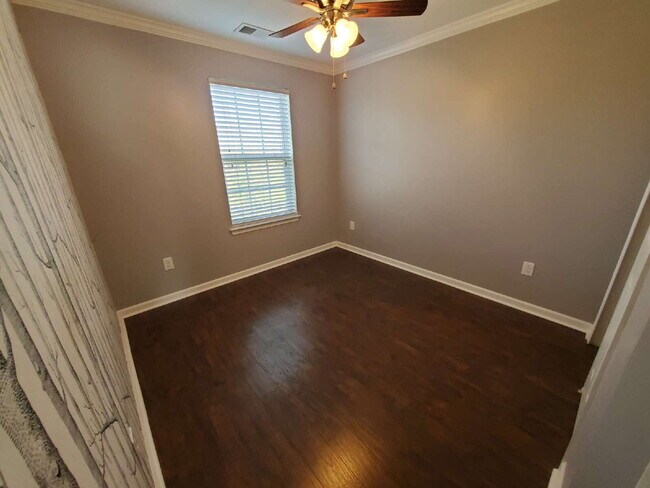 Building Photo - Impeccable 3 Bed / 2.5 Bath Townhome – Packed with Custom Upgrades!