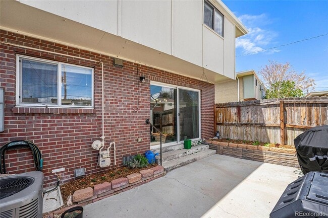 Building Photo - Beautifully Updated 3-Bedroom End-Unit Tow...