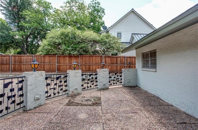 Building Photo - MIDCENTURY MODERN HOME IN CRESTWOOD