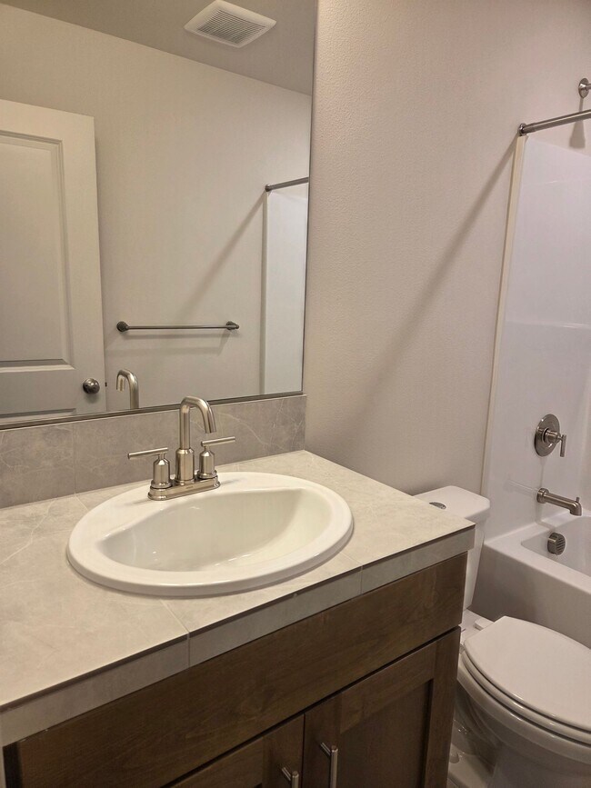 Building Photo - Brand New 3 bdrm 2 1/2 bath townhouse