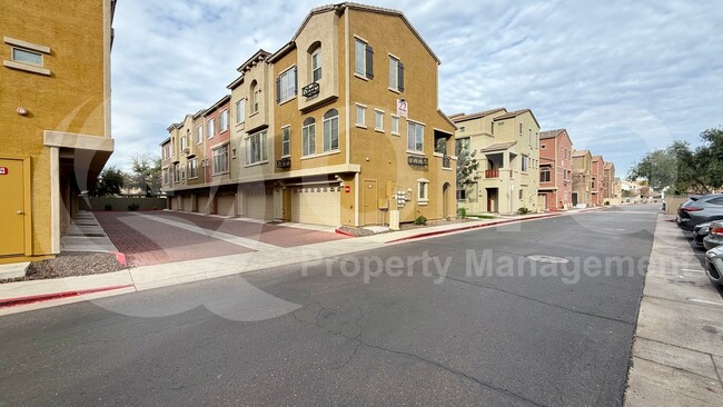 Building Photo - 900 S 94th St