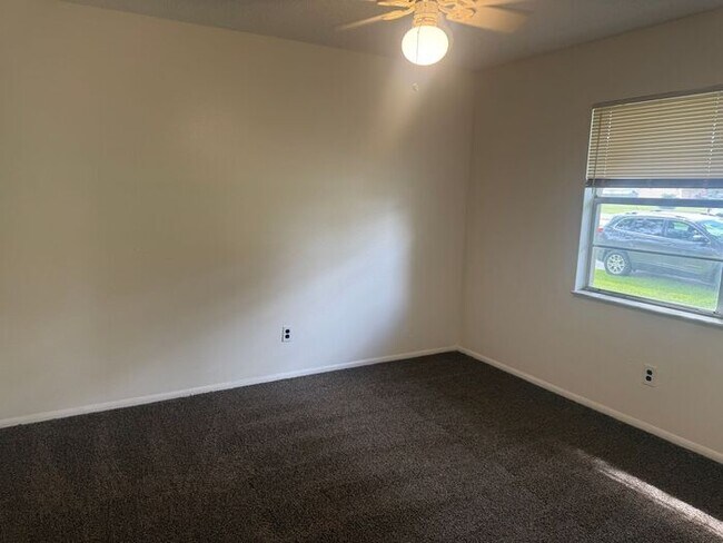 Building Photo - Lovely 1/2 Duplex in St Cloud