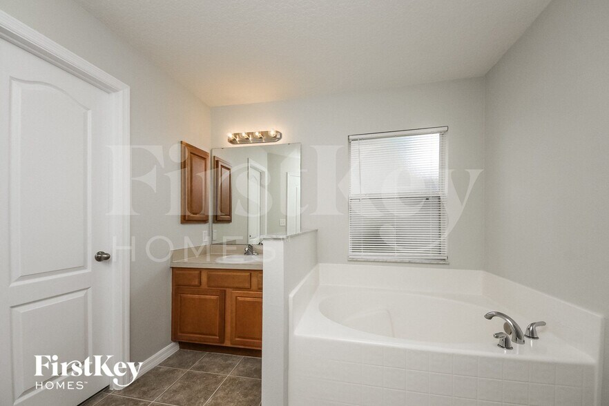 Building Photo - 381 Maudehelen St