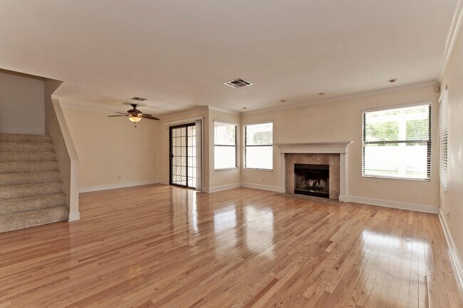 Building Photo - Beautiful home in the Lakes