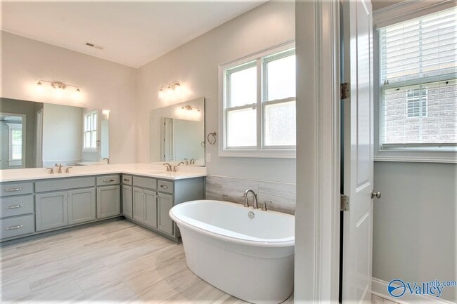 Building Photo - 330 Merrydale Dr