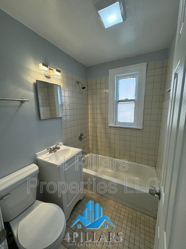 Building Photo - 1115 W 150th St