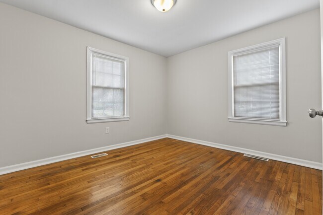 Building Photo - 702 Della Dr