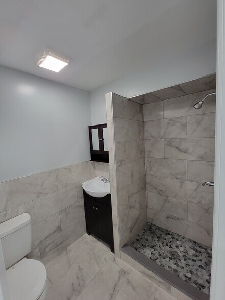 Primary Photo - 258 E 17th St