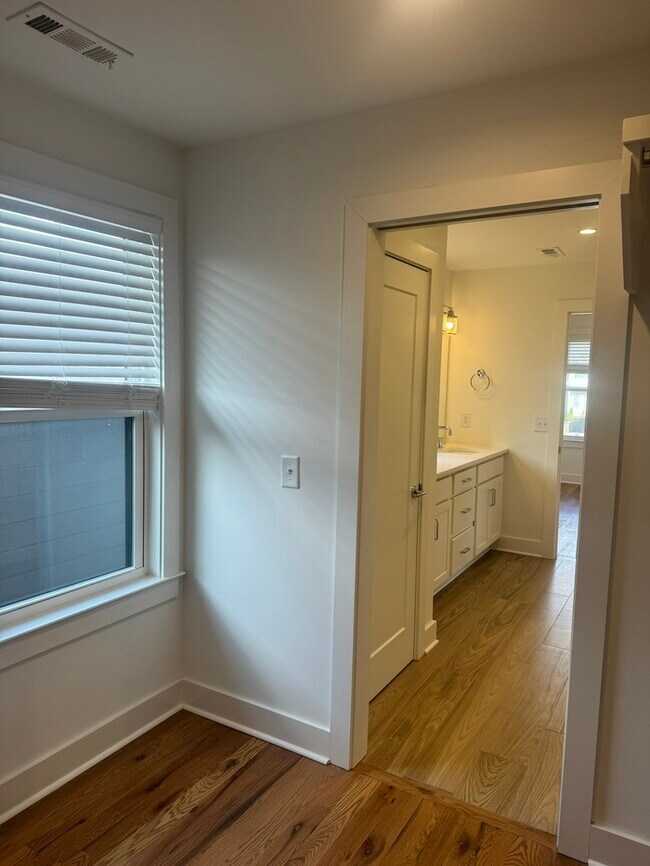 Building Photo - 1822 16th Ave N