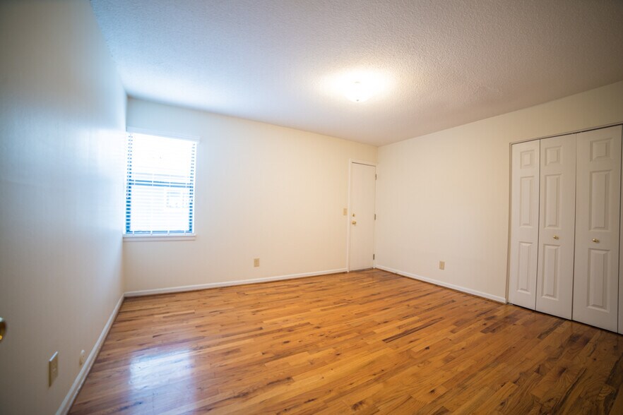 Building Photo - 4012 Oak St