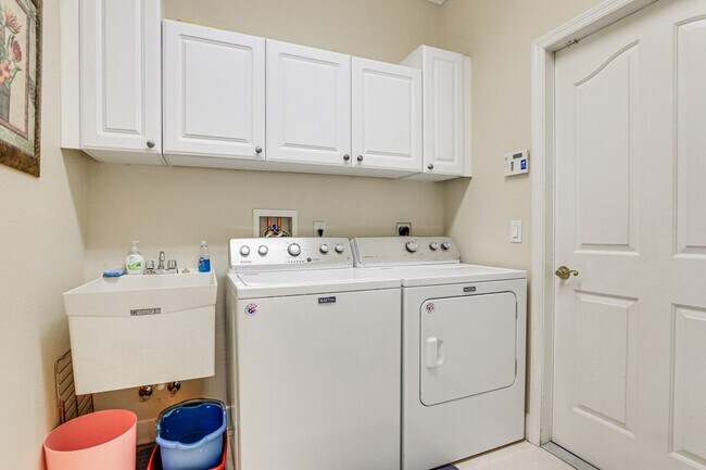 Building Photo - 1488 N Lavina St