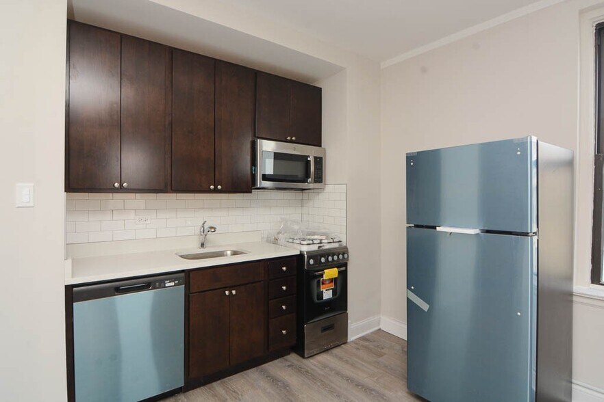 Building Photo - 3335 W Diversey Ave