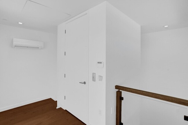 Building Photo - Gorgeous New Townhouse on the Beach