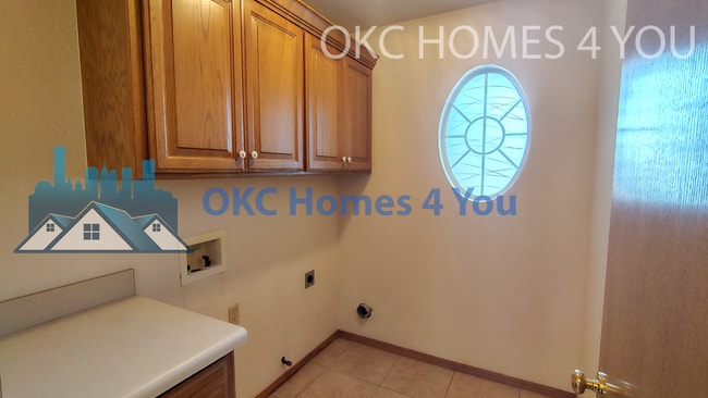 Building Photo - Beautiful 3 Bed + Office Home in Yukon off...