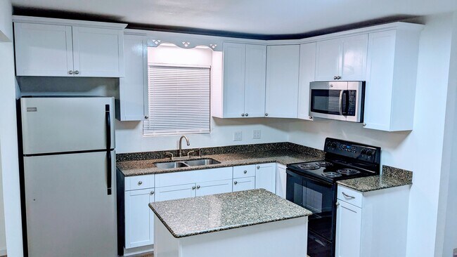 Building Photo - 13 Flamenco Cir