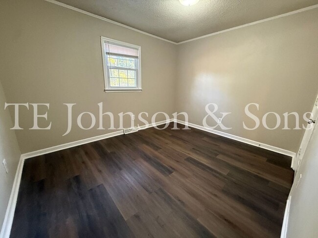 Building Photo - Cozy 3 Bedroom Home with Modern Touches in...