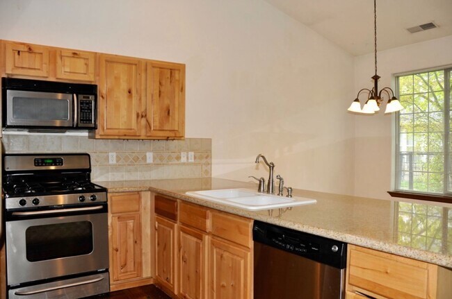 Building Photo - 3 bed 2.5 bath Townhome with A/C & gas fireplace