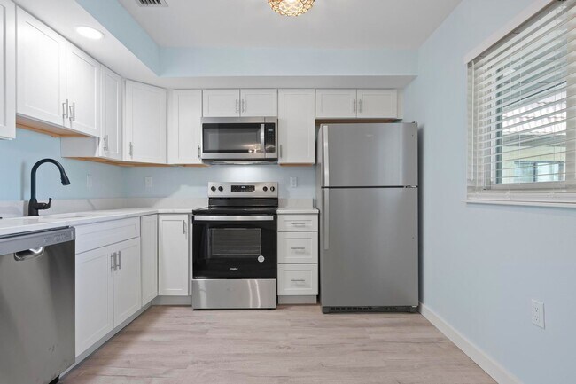 Building Photo - GORGEOUS FULLY RENOVATED 2ND FLOOR 2 BEDRO...