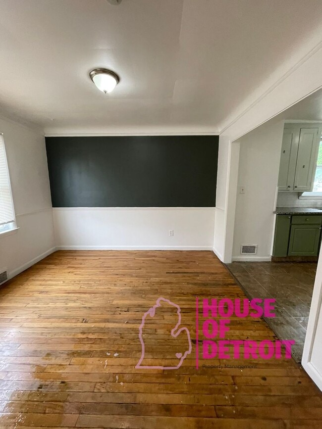 Building Photo - Summer Special~ 3 BEDROOM | 1 BATH | FREE ...