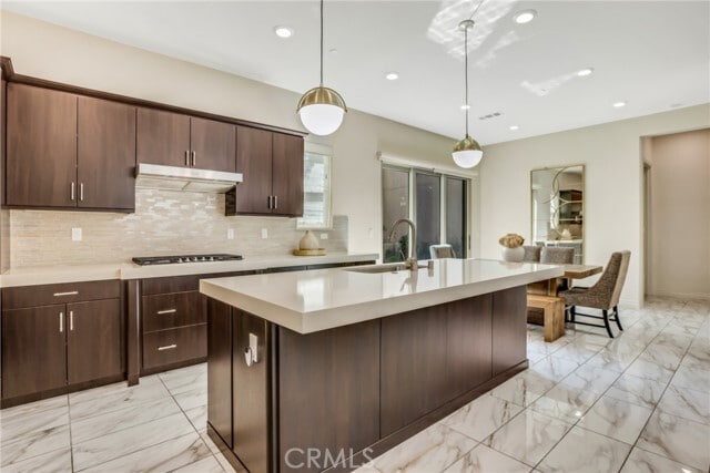 Building Photo - 783 Benchmark