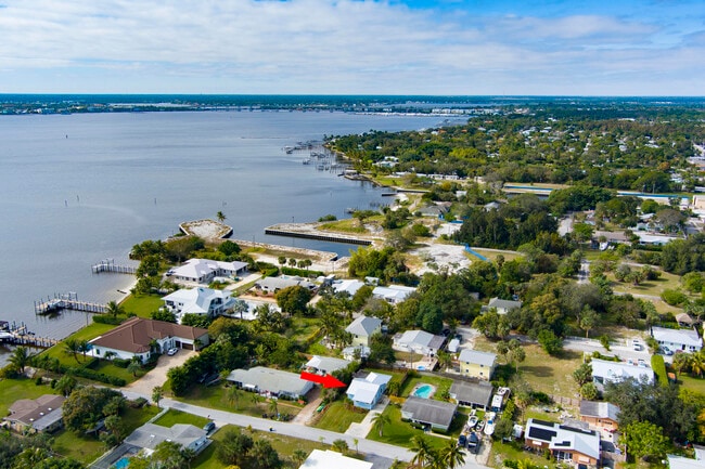 Building Photo - 1036 NE Wright Ave