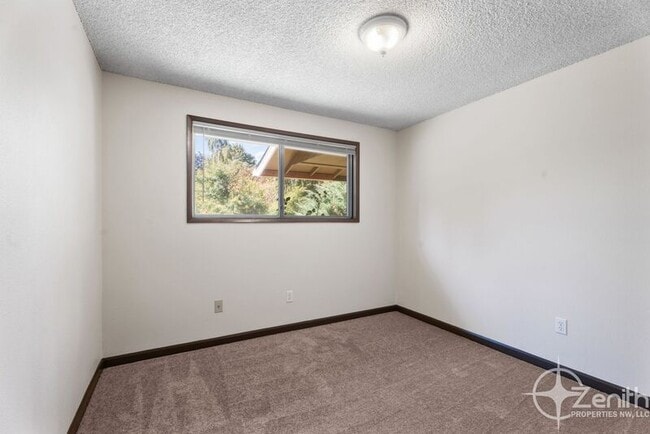 Building Photo - 805 NE 122nd Ave