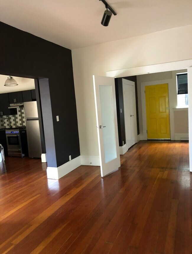 Building Photo - 261 Clara St