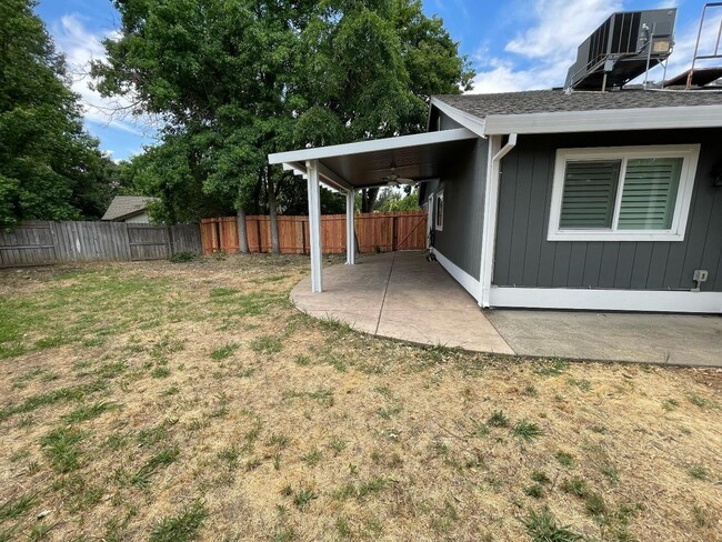 Building Photo - Three Bedroom Two Bathroom Halfplex