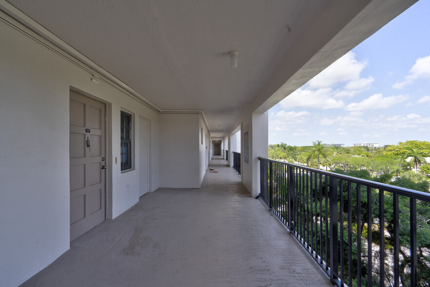 Building Photo - 3050 N Palm Aire Dr
