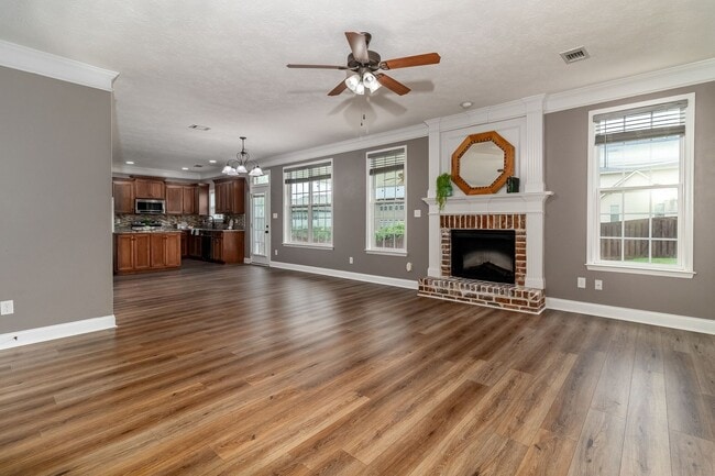 Building Photo - Beautiful 5 Bedroom, 4 Full Bath Family Home