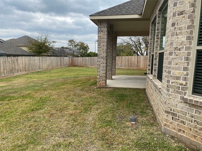 Building Photo - 10918 Hillside Dr