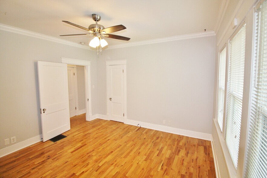 Building Photo - 1711 Villa Pl