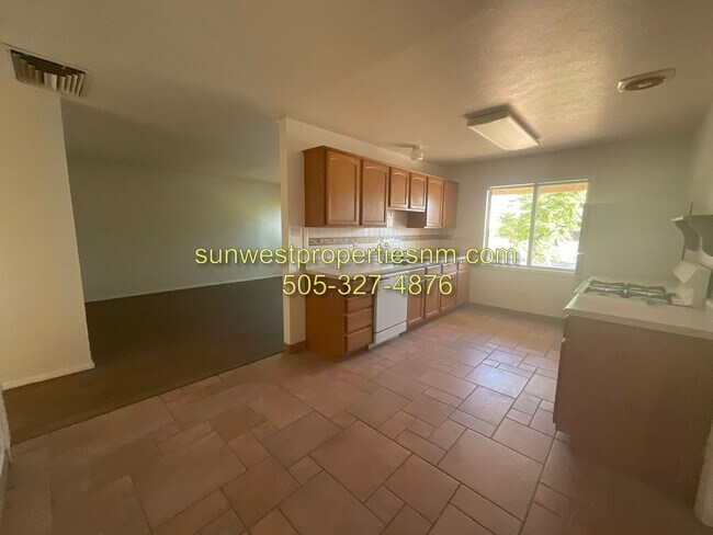 Building Photo - 3011 E Edgecliff Dr