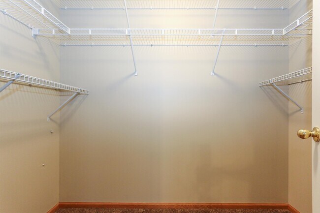 Building Photo - 8033 Stratford Cir S