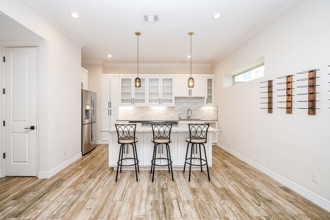 Building Photo - 710 Stanford St