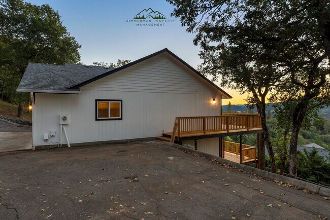 Building Photo - 4 bedroom 2.5 bathroom home with Panoramic views!