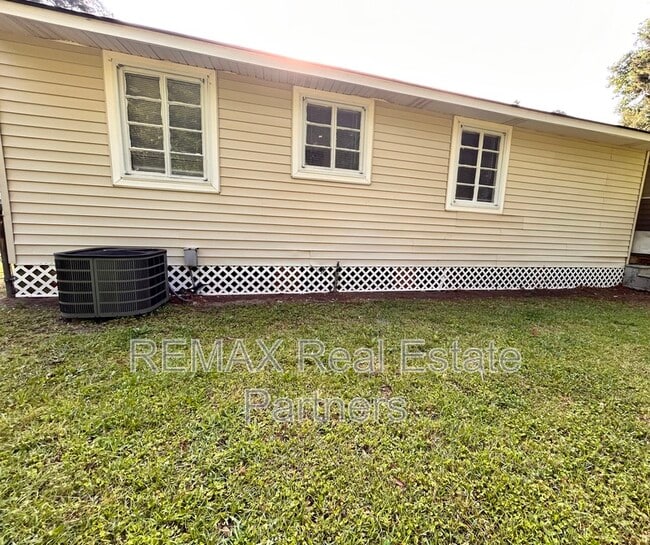 Building Photo - 201 Rosewood Dr