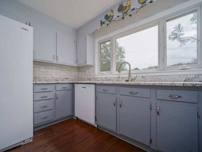 Building Photo - 102 McCall St