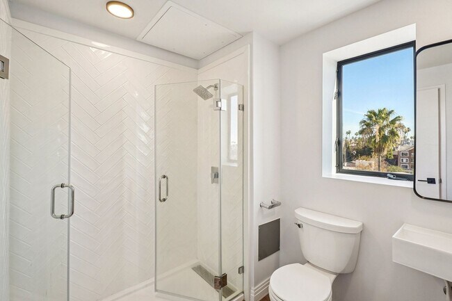 Building Photo - Brand-New Koreatown Modern Lofts | Rooftop Views | 6 Weeks Free