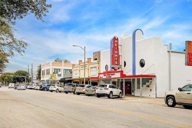 Building Photo - 601 W 18th St