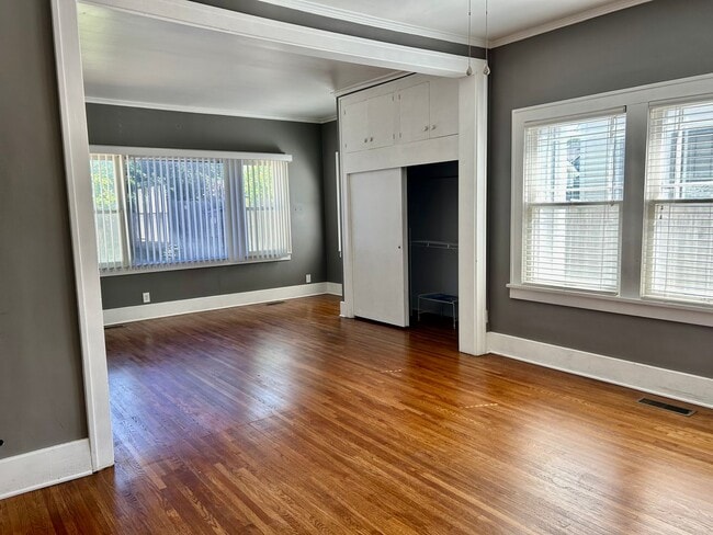 Building Photo - Absolutely stunning 1921 Craftsman style b...