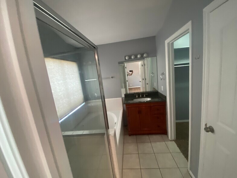 Building Photo - 987 E Blue Heron Way