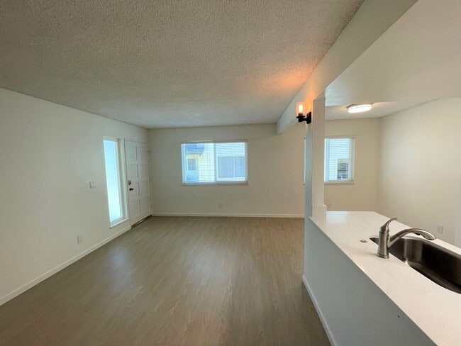 Building Photo - Remodeled 2+1 Townhome in Villa Ventura