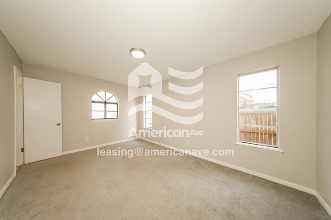 Building Photo - 920 W Idylwild Dr