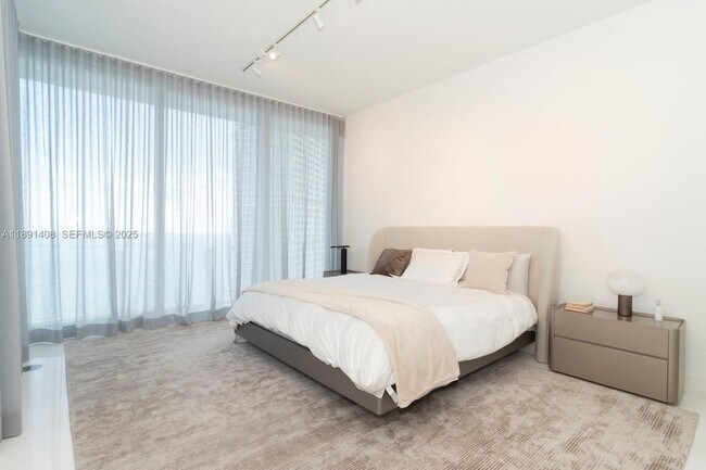 Building Photo - 300 Biscayne Blvd Way