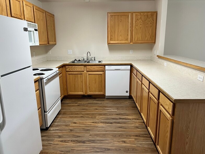 Building Photo - 5555 Glenridge Way