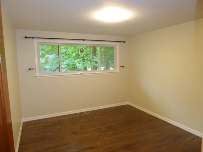 Building Photo - Charming 4 Bed 2.5 Bath + Den Rambler in S...