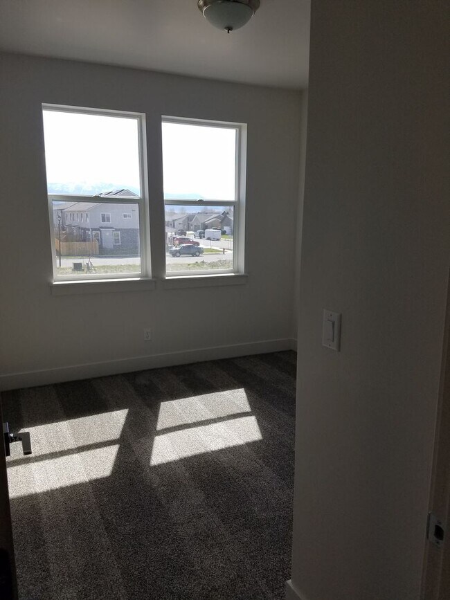 Building Photo - 3 Bed 2.5 Bath in Belgrade with attached d...