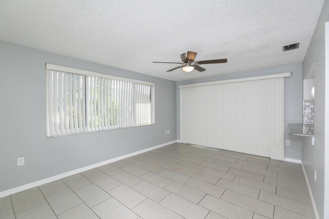 Building Photo - 12111 Meadowbrook Ln